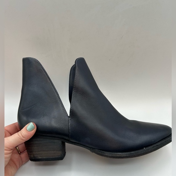 NEW Free People Charm Double V Ankle Bootie  Blue Leather Stacked Heel Size 39.5 - Picture 4 of 13